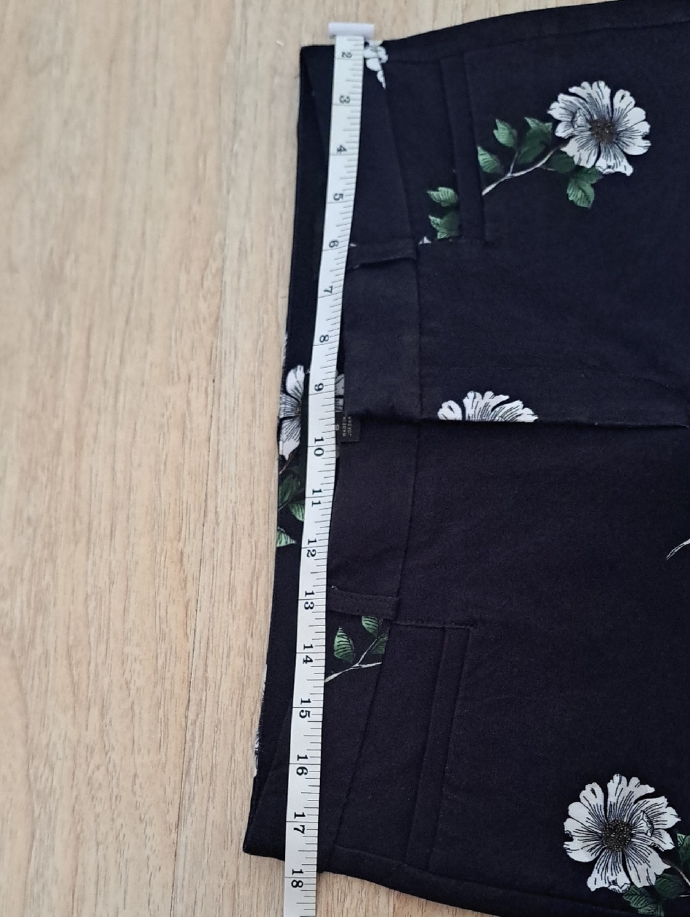 Banana Republic Black Floral Ankle Jeans  White Daisy Like Flowers . - Picture 6 of 11